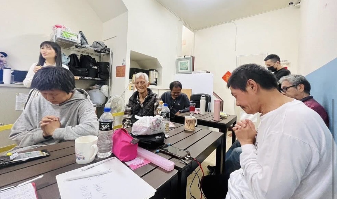 平常固定來聚會的人參加小組聚會，一起禱告。(翻攝自台中旌旗教會臉書)