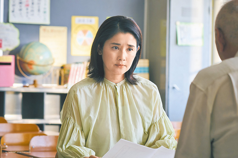 焦頭爛額的母親被請到學校約談。（劇照來源：政駒實業）