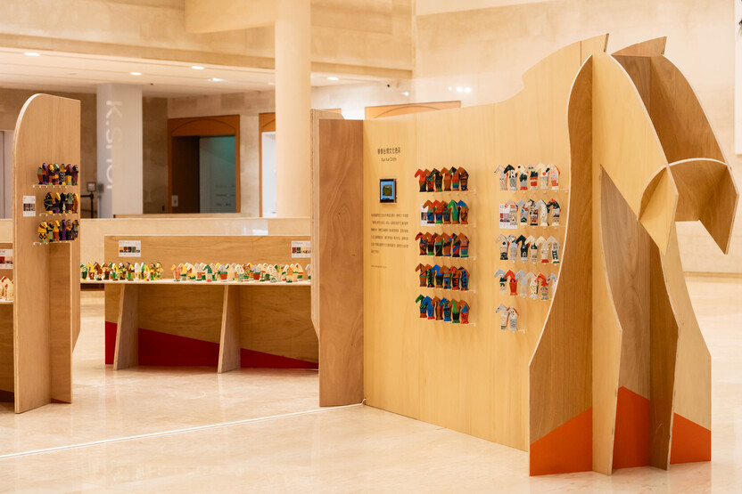 圖9｜高美館《感動馬》展場空間以「童玩紙卡榫」為設計靈感，展現馬既親和又自由奔放的力量。(照片提供：學學文化創意基金會)