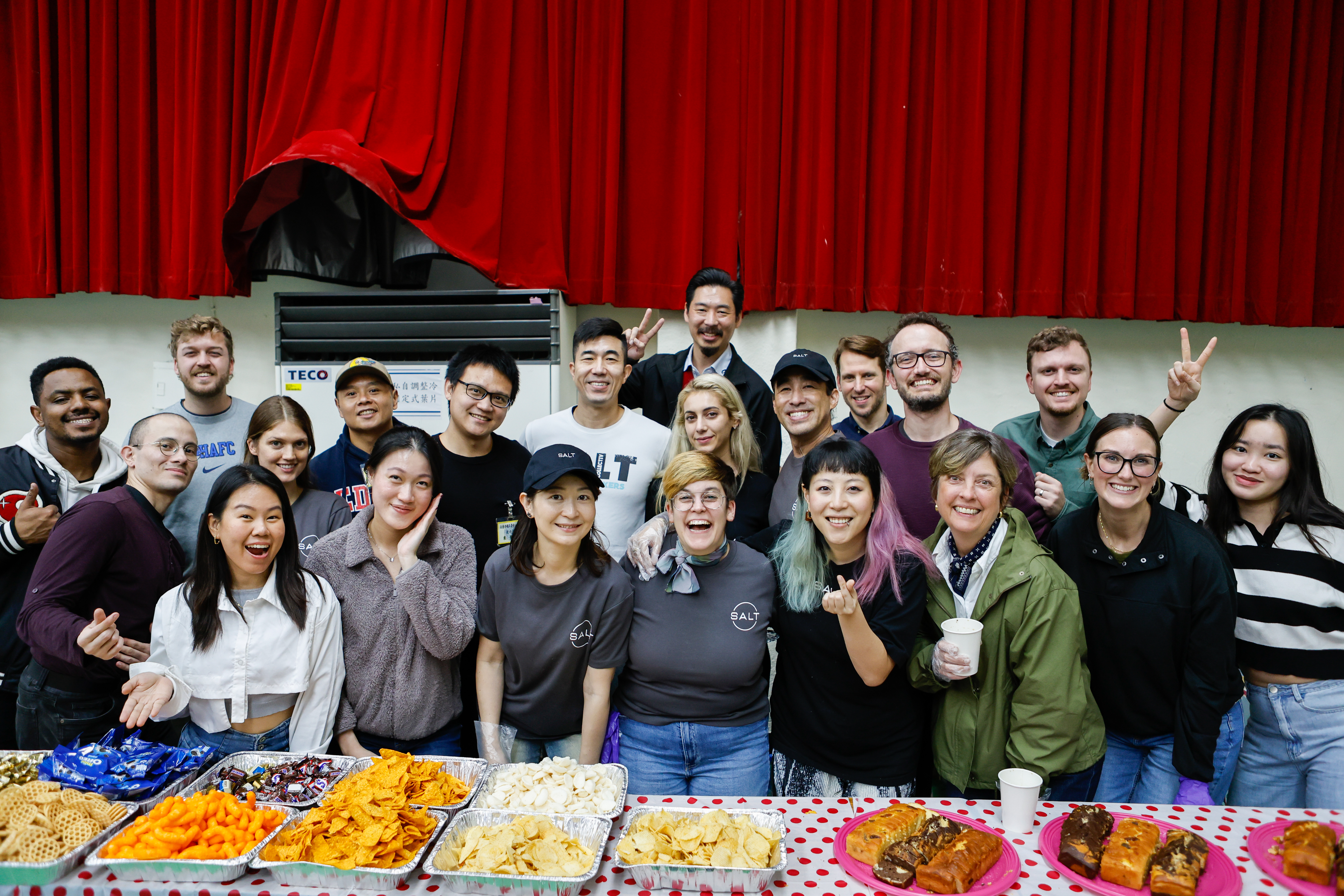 同工們關心外籍收容人過年,為他們預備家鄉菜。(受訪者提供)