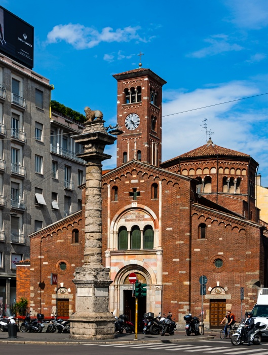 運動員十字架在冬奧和殘奧期間置於米蘭聖巴比拉大殿。（Wikimedia）