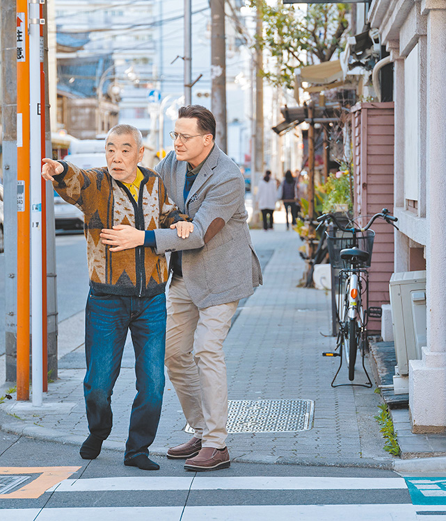 菲利浦雖然按任務腳本重新定義自己，但也從中審視與他人的互動。（劇照提供：探照燈影業）