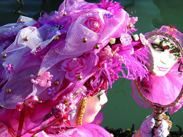 既然神珍惜我們的眼淚,任何情緒都可以向祂敞開,你我何不放下偽裝,以本色演出?