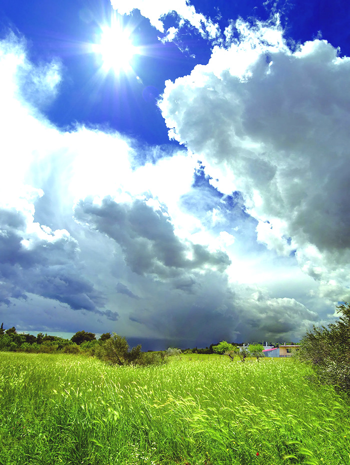 情緒會受周邊人的影響而起伏波動,晴時多雲偶陣雨。