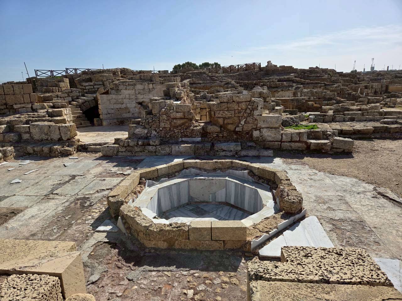 大希律王建築在該撒利亞各類羅馬式建築,包括:澡堂、地下水道系統。(圖/全國禱告網絡提供)。