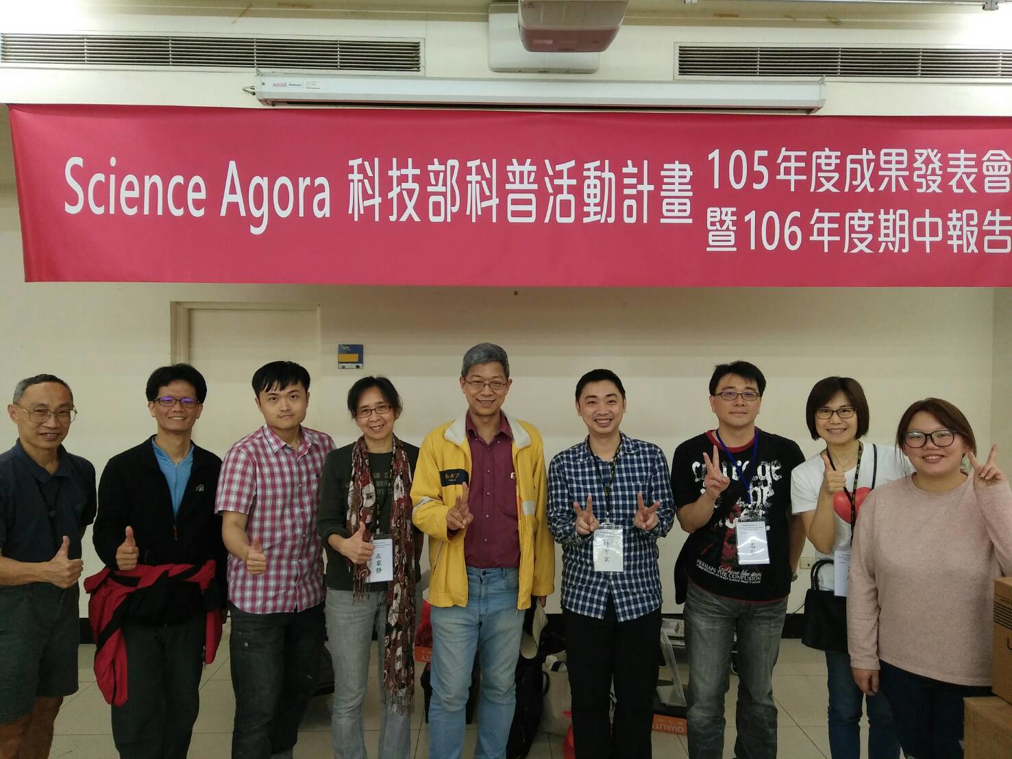 中原大學教授高欣欣（右2）與科普界前輩共同推動科普計畫，透過跨校合作與多元推廣形式，擴大科普影響力。(圖/中原大學提供)