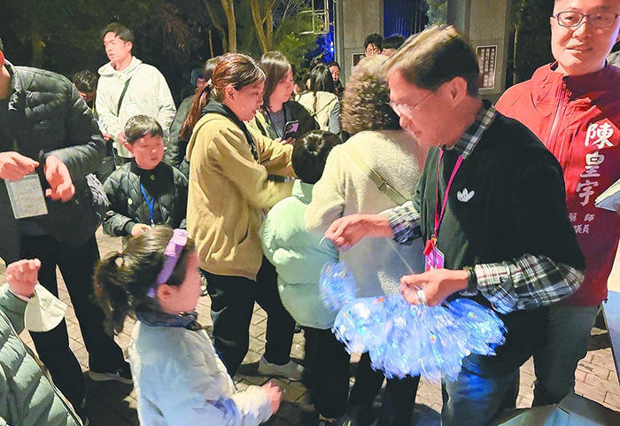 關廟新豐長老教會與韓國三ㄧ長老教會,在龍崎光節燈會聯合福音行動。(圖/王燦昇牧師提供)