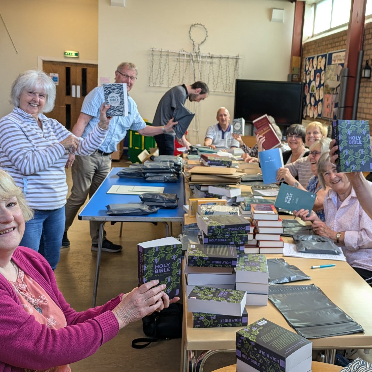 志工開心展示他們要寄出的聖經。(圖/翻攝自St Thomas’s Church, Aldridge臉書)
