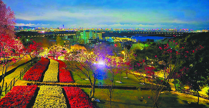 從嘎勞別公園俯瞰台北盆地夜景。（圖/梁敬彥攝影）