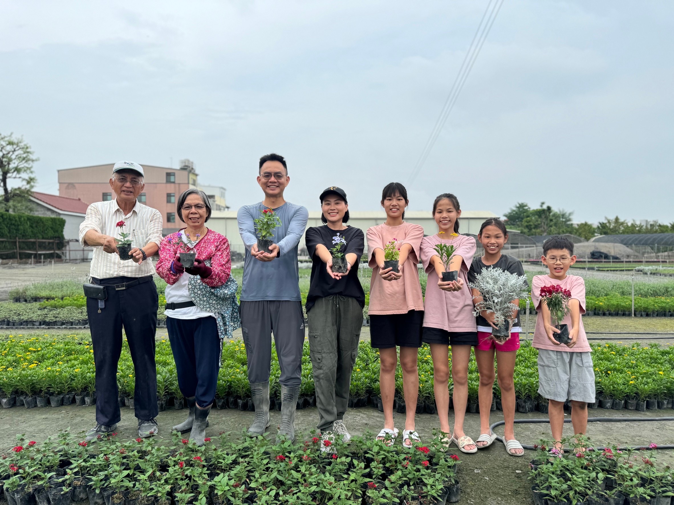 (左至右)鄭雅云師母的公公婆婆、羅戊昇牧師與鄭雅云師母，還有四個孩子。(受訪者提供)