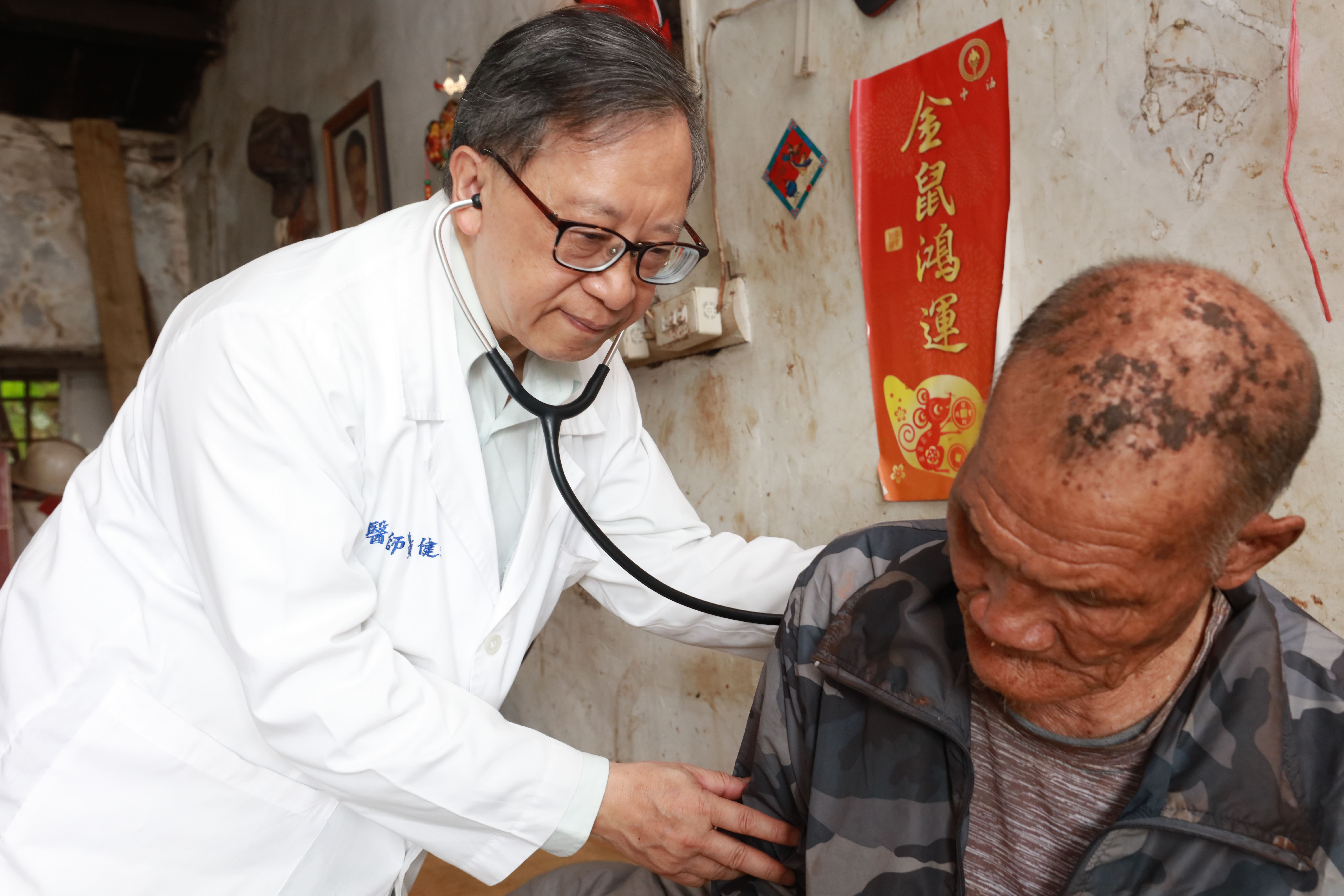 黃健榮院長前往九棚為獨居老人看病。(圖/恆基提供)