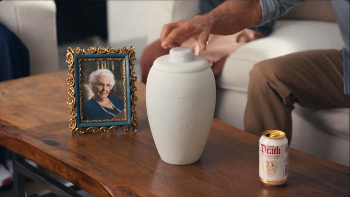 去世親人生前的播放清單可在骨灰罈播放。(YouTube@Liquid Death影片截圖)