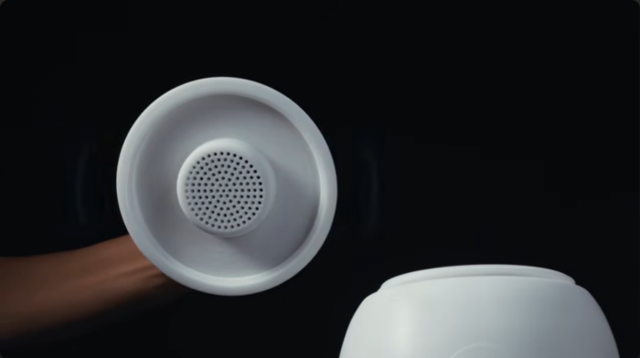 骨灰罈上蓋內建藍牙喇叭。(YouTube@Liquid Death影片截圖)。