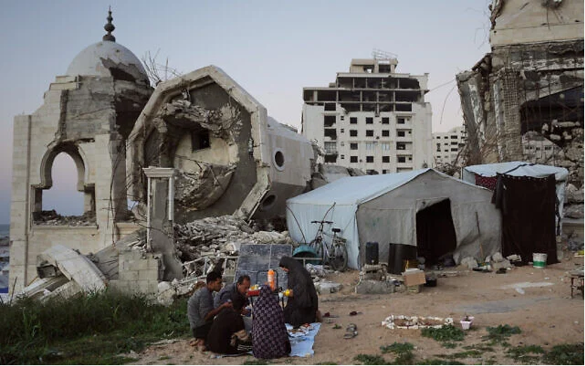  2026年2月20日，在加薩城港口，加薩家庭在避難的帳篷旁開齋，此時正值齋月期間。（照片來源：AP Photo/Abdel Kareem Hana）