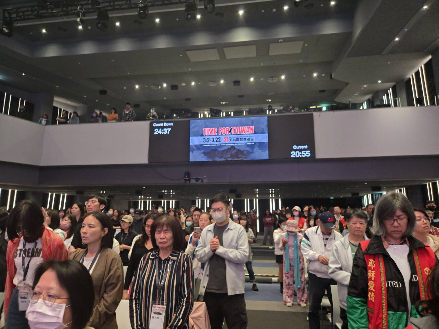 連續三小時敬拜禱告不停歇。(圖/梁敬彥攝影)