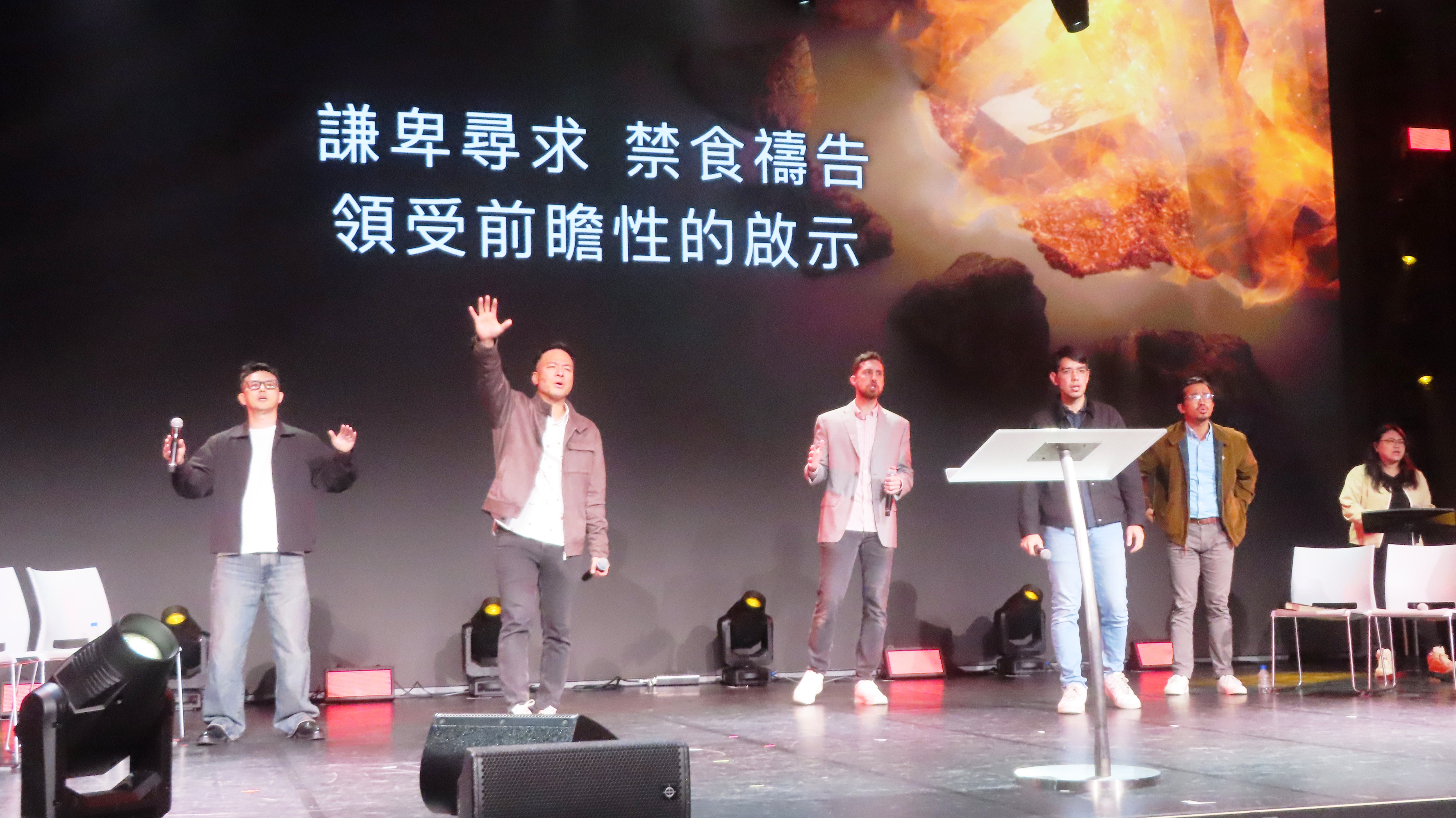 跨宗派牧者帶領禱告。（圖/梁敬彥攝影）