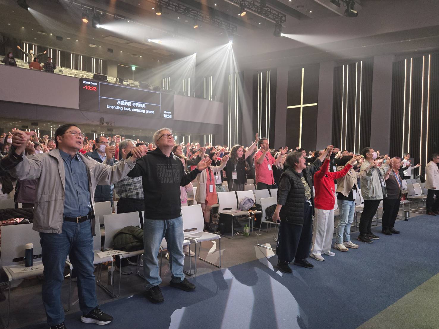 不分族群和年齡,一起同心禱告。(圖/梁敬彥攝影)