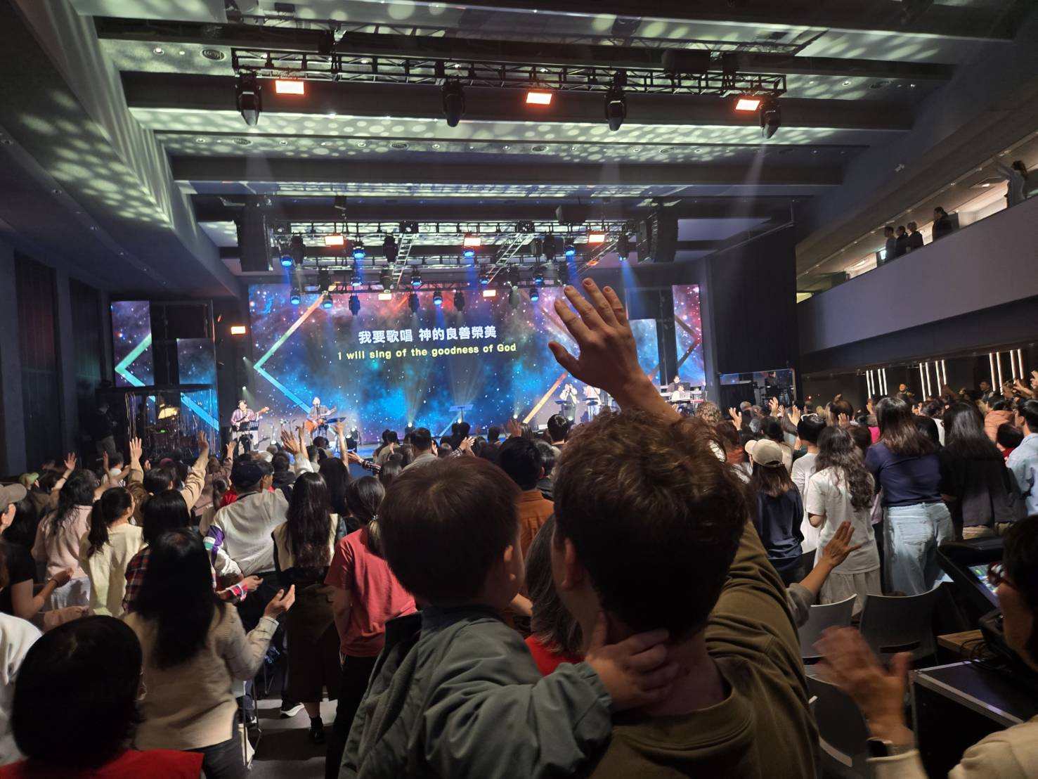 親子一同禱告敬拜。(圖/梁敬彥攝影)