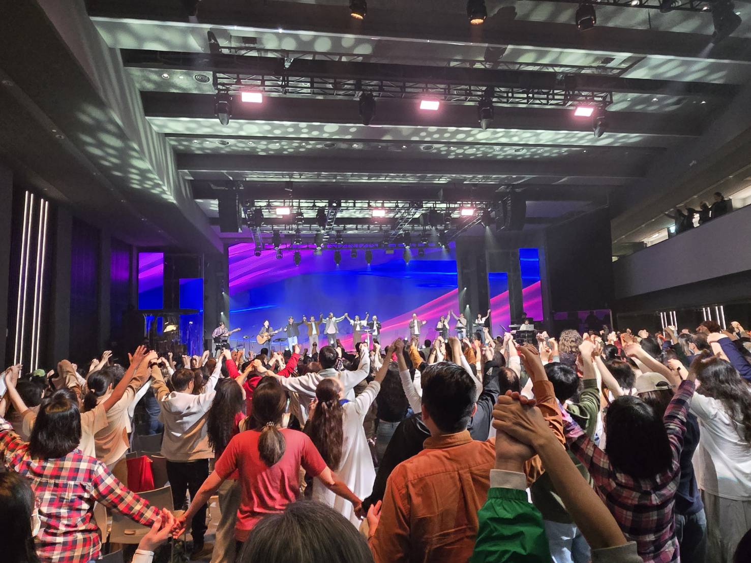 全場牽手合一禱告。(圖/梁敬彥攝影)