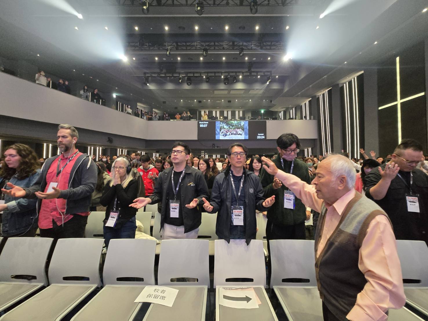 85歲的周神助牧師為跨國跨宗派禱告團隊祝福。(圖/梁敬彥攝影)