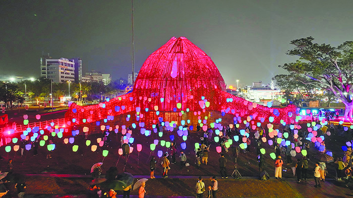 藝術家王文志老師的竹構工藝作品「光之新徑-嘉義夢」。(圖/翻攝自翁章梁臉書)