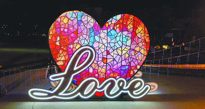 嘉義中會燈區設計的「Love」(愛)燈飾。(圖/王以亮教授提供)