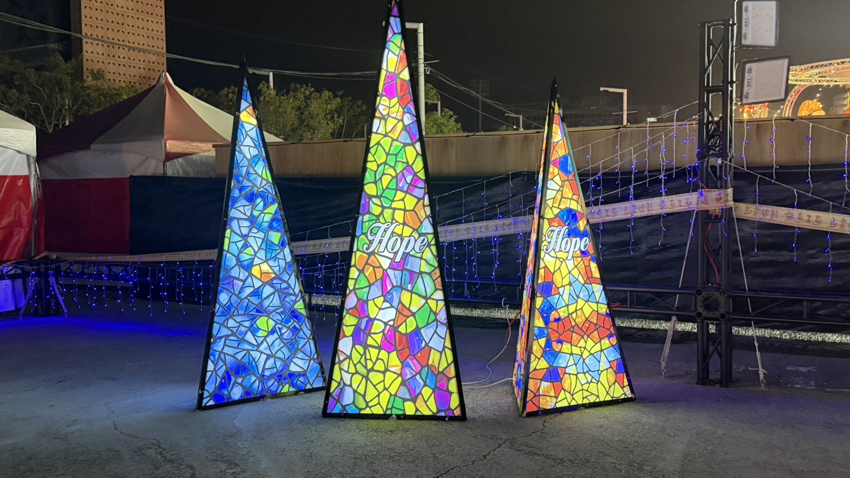 嘉義中會燈區設計的「Hope」(望)燈飾。(圖/王以亮教授提供)
