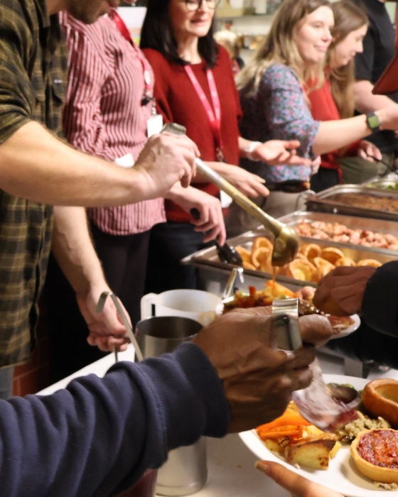 The Passage日間中心供應無家者餐食。（翻攝自FB@The Passage Charity）