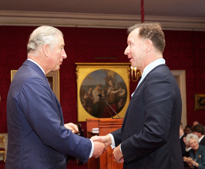 2014年接受威爾斯親王藝術慈善獎章。（Wikimedia）