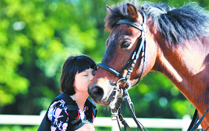 特殊兒和馬兒互動。(圖/張兆遠提供)