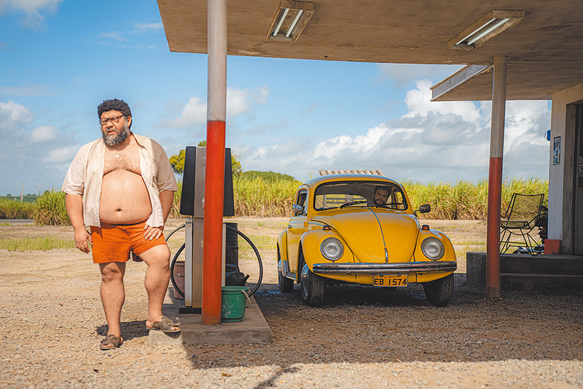 在歡樂的嘉年華期間，馬賽羅開車加油卻見驚人景象，即使警察路過也不聞不問。（劇照提供：海鵬影業）