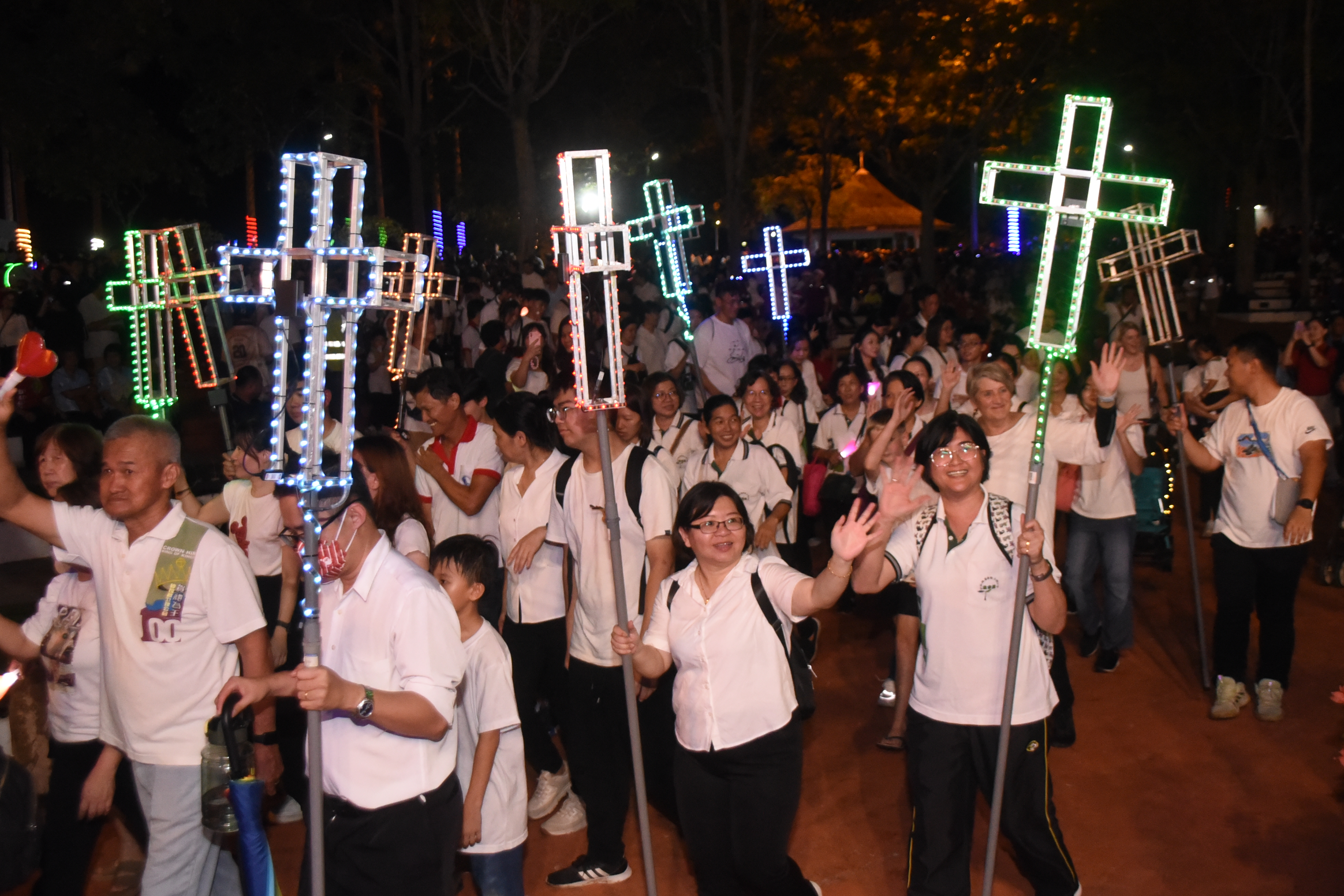 當天許多人高舉亮燈飾的十字架,期盼在這個季節分享愛與祝福。