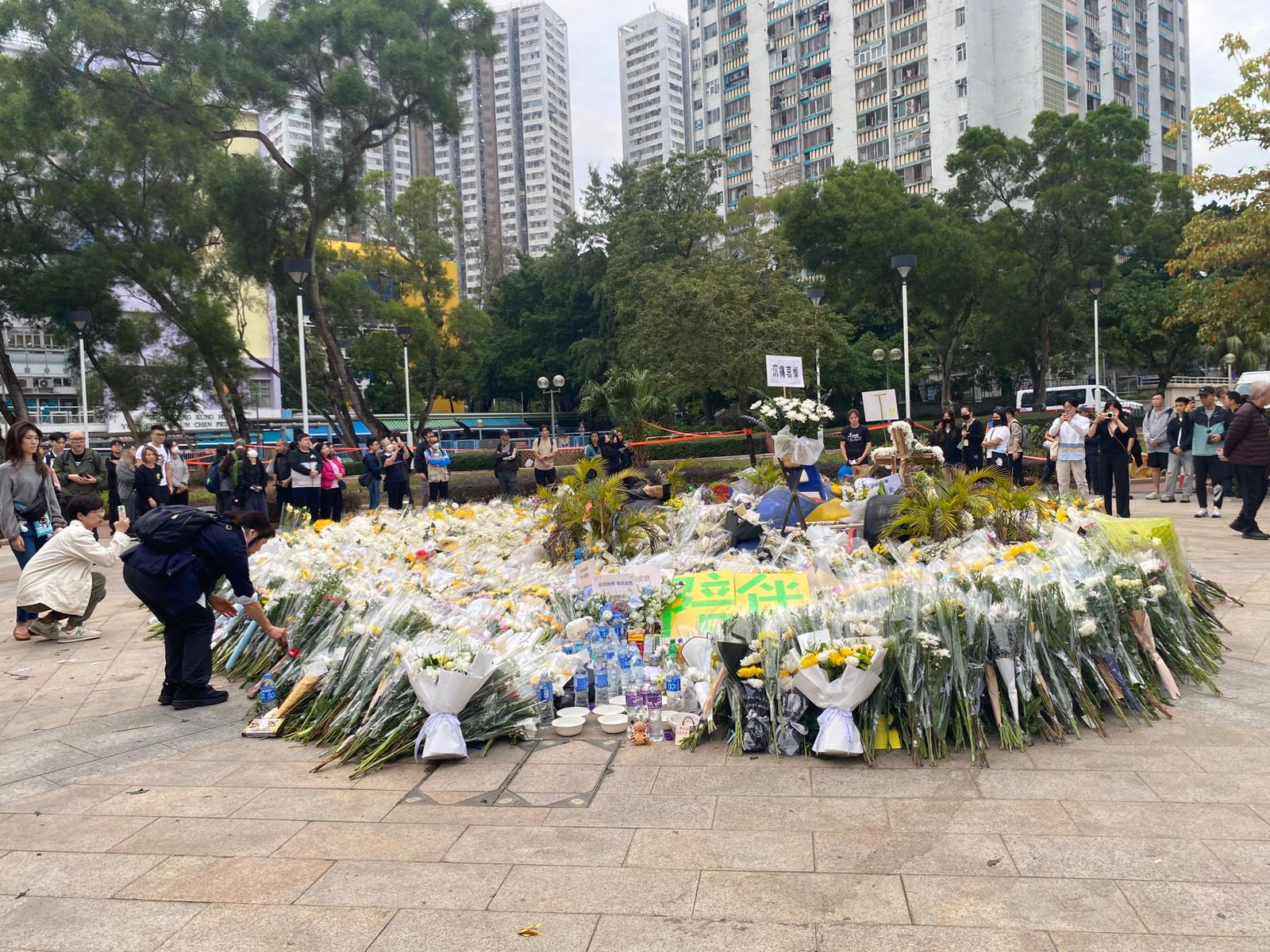 予玟成為關懷義工，選擇與當地信徒一同禱告、傾聽，在現場陪伴失去親友的人。