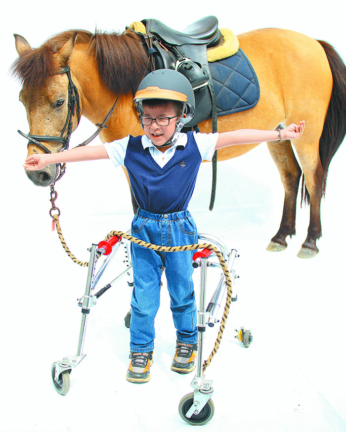 行動不便的孩子透過騎馬找到行走的力量。(圖/受訪者提供)