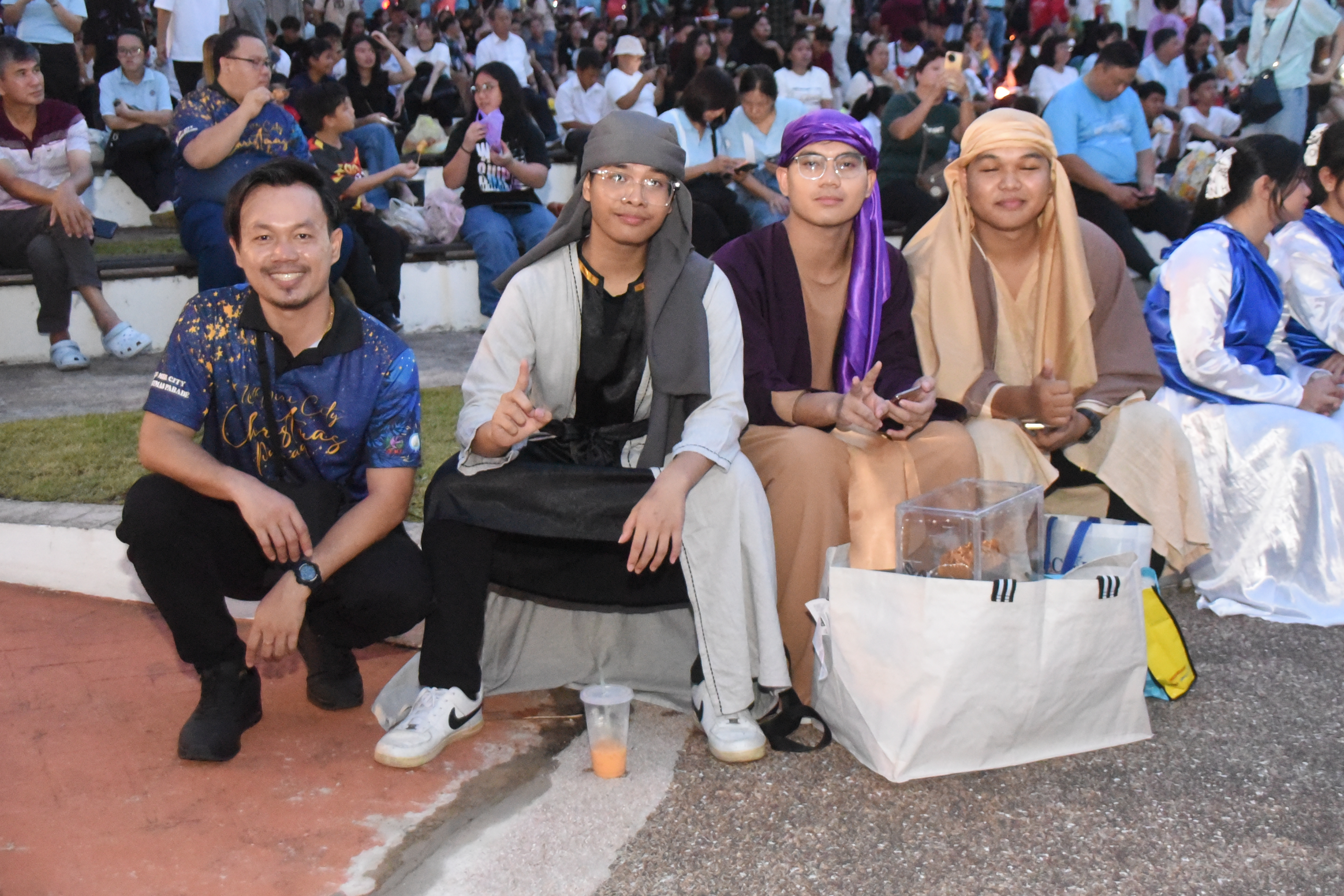 有弟兄姊妹裝扮成耶穌時代的服裝,讓耶穌降生的 故事更具象化。