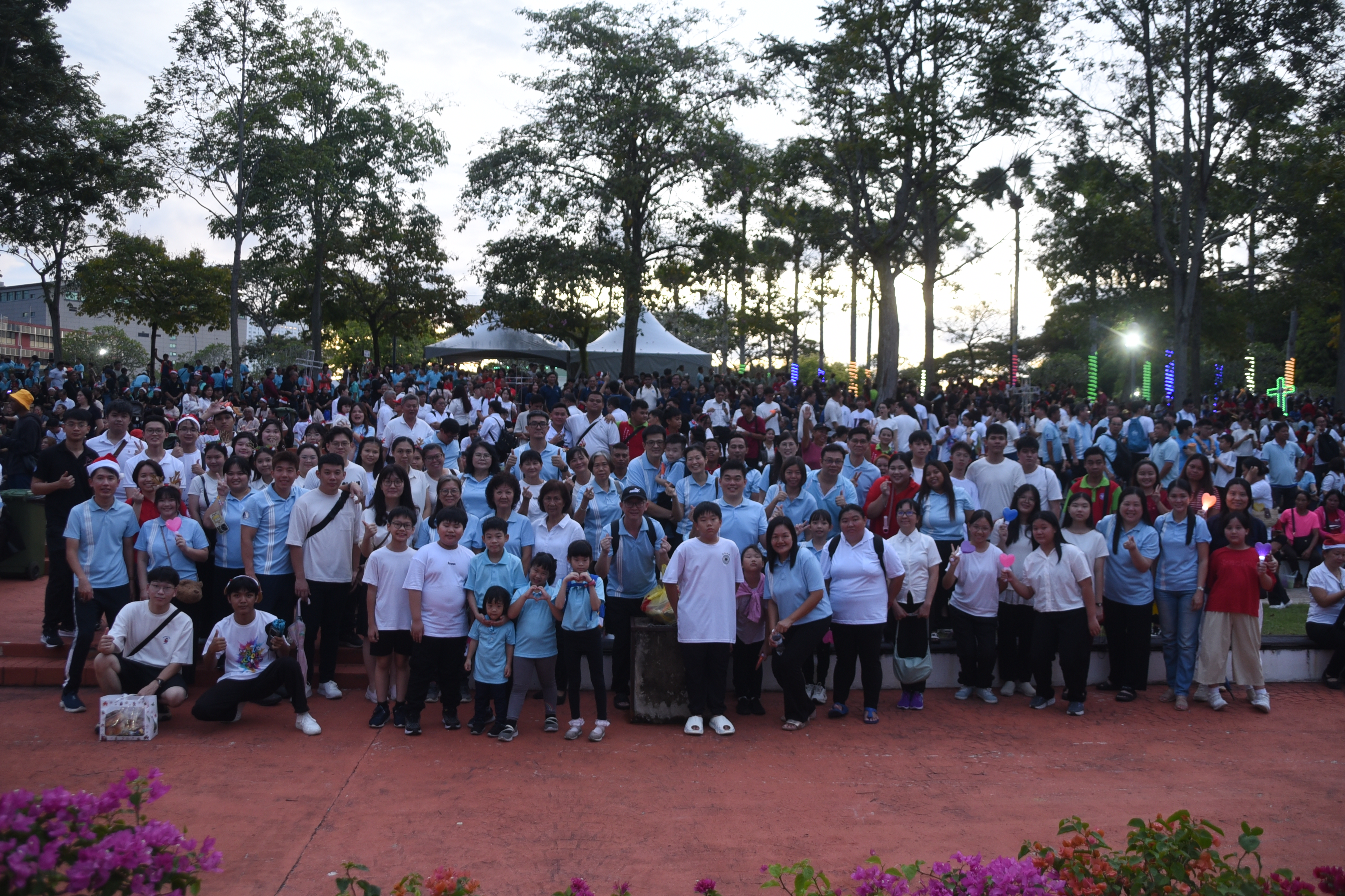 在活動未開始之前,許多人已經聚集在公園等待,場面十分熱鬧。