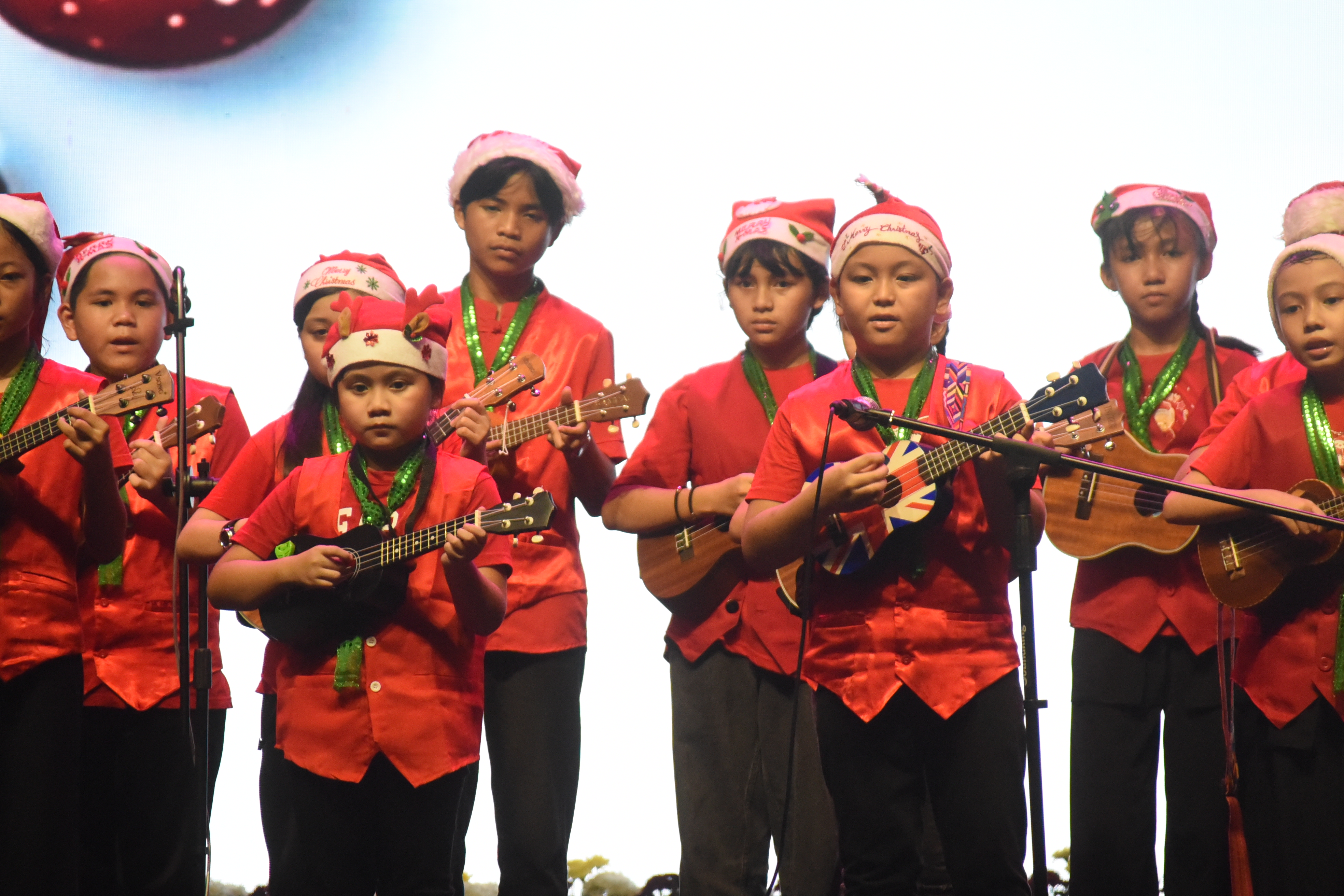 由不同教會與族群的孩子獻詩體現跨文化合一。