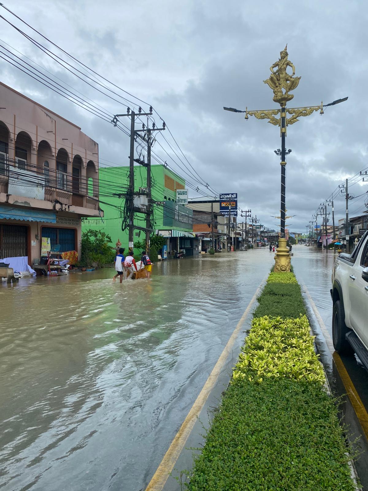 商場、醫院、主要幹道相繼癱瘓，熟悉的路線一夕之間全部失效。
