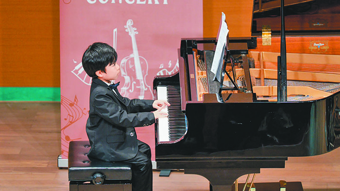 幼小的主君，鋼琴表演落落大方。（受訪者提供）