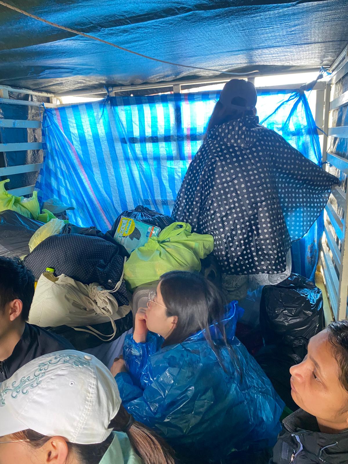 予玟與一批短宣隊員搭乘大型卡車，在幾近封閉的道路中艱難撤離。