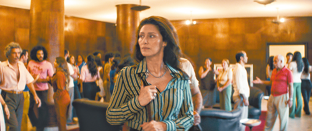 人權組織調查員在協助馬賽羅的過程，也對他進行口述錄音訪談。（劇照提供：海鵬影業）