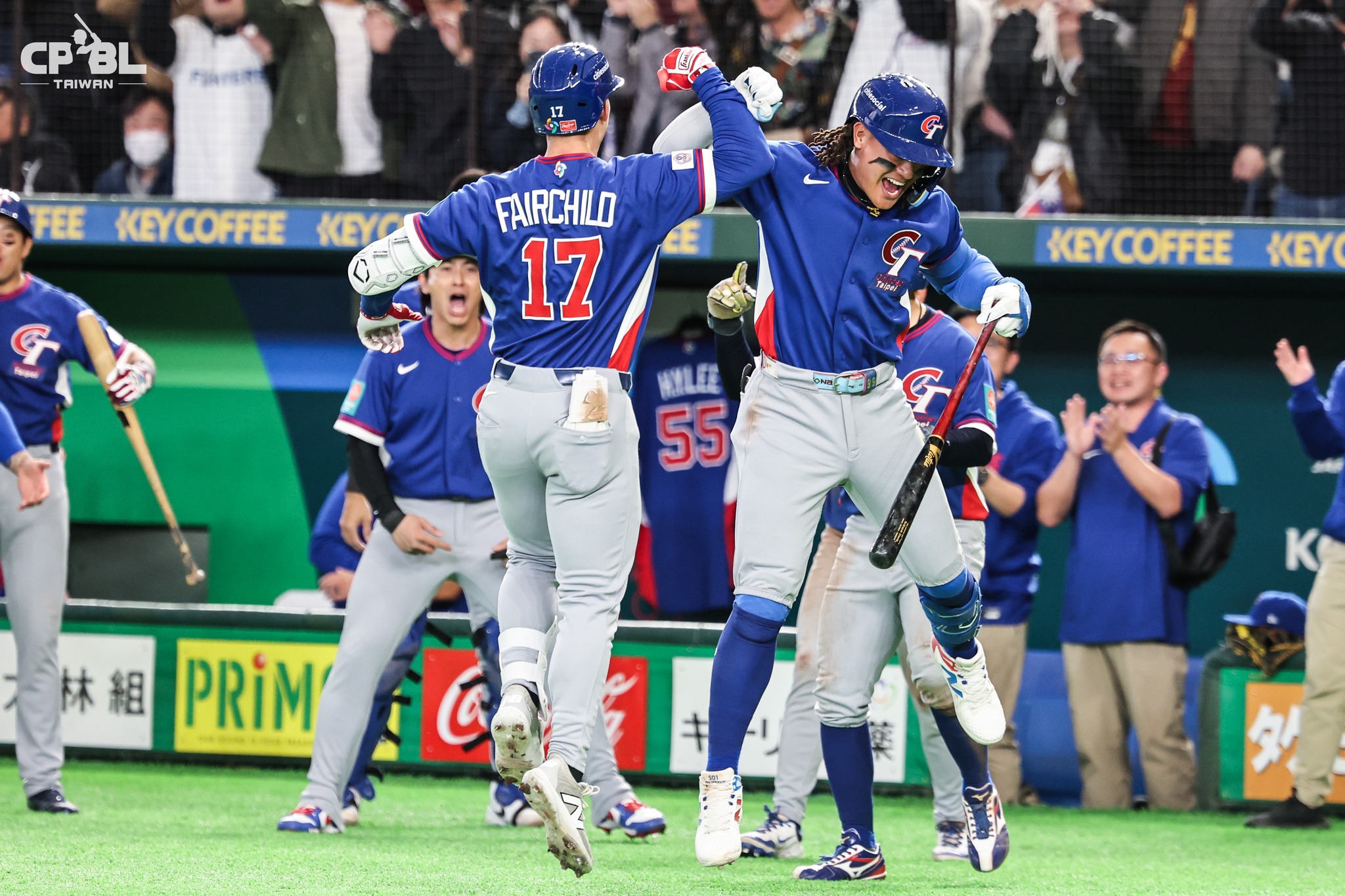 相互打氣。（圖/中華職棒CPBL FB）