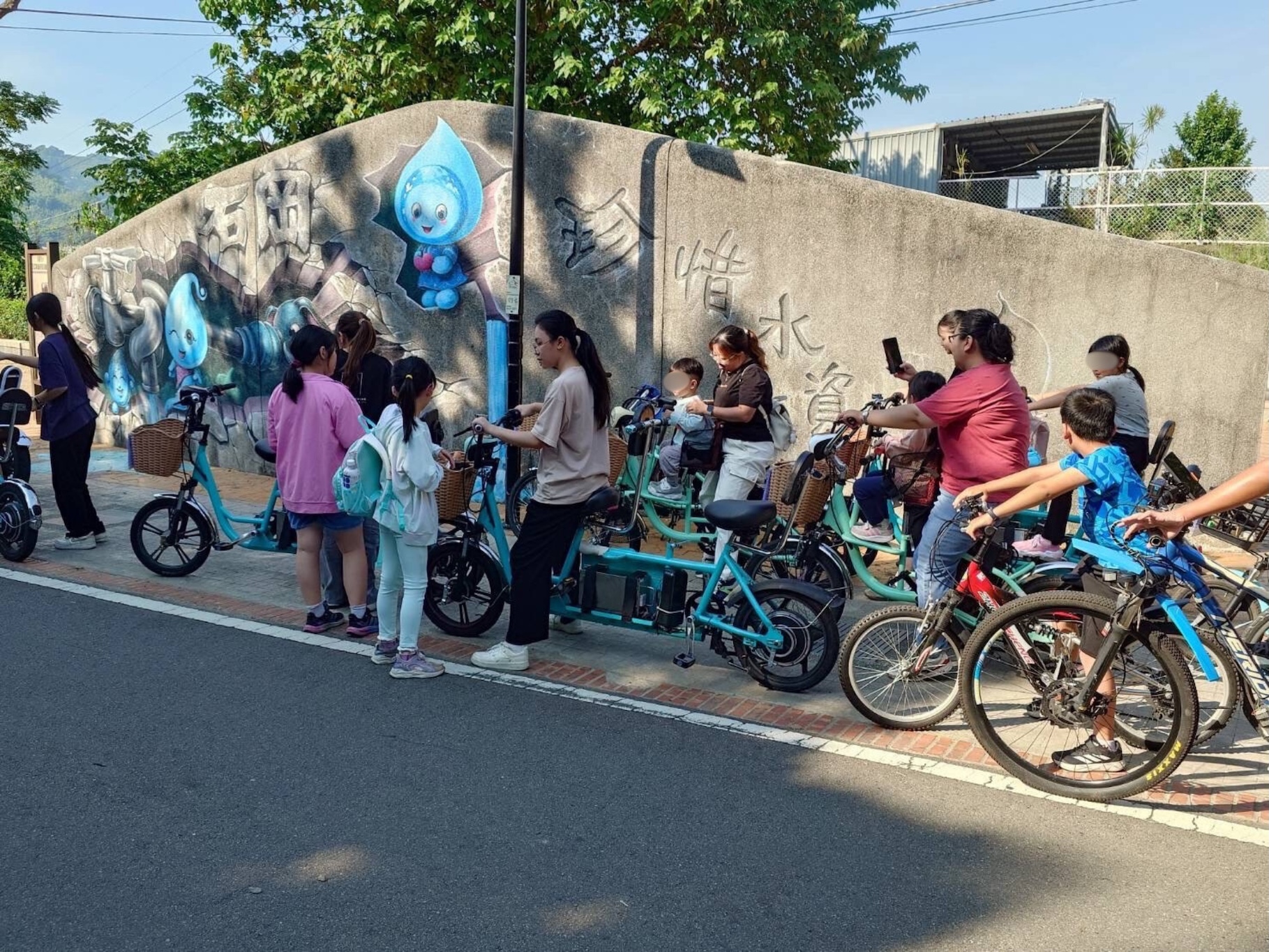 寒假期間，東勢行道1919陪讀班帶孩子走出教室，在戶外活動中培養合作與自信。(救助協會提供)