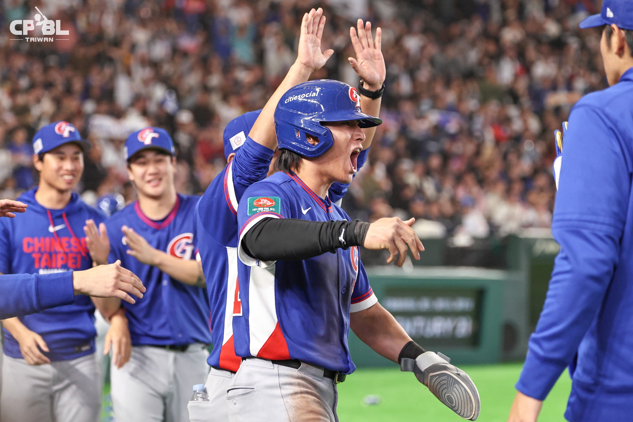 隊長陳傑憲負傷上陣，用腳程貢獻得到關鍵一分，跟隊友彼此打氣。（圖/中華職棒CPBL FB）