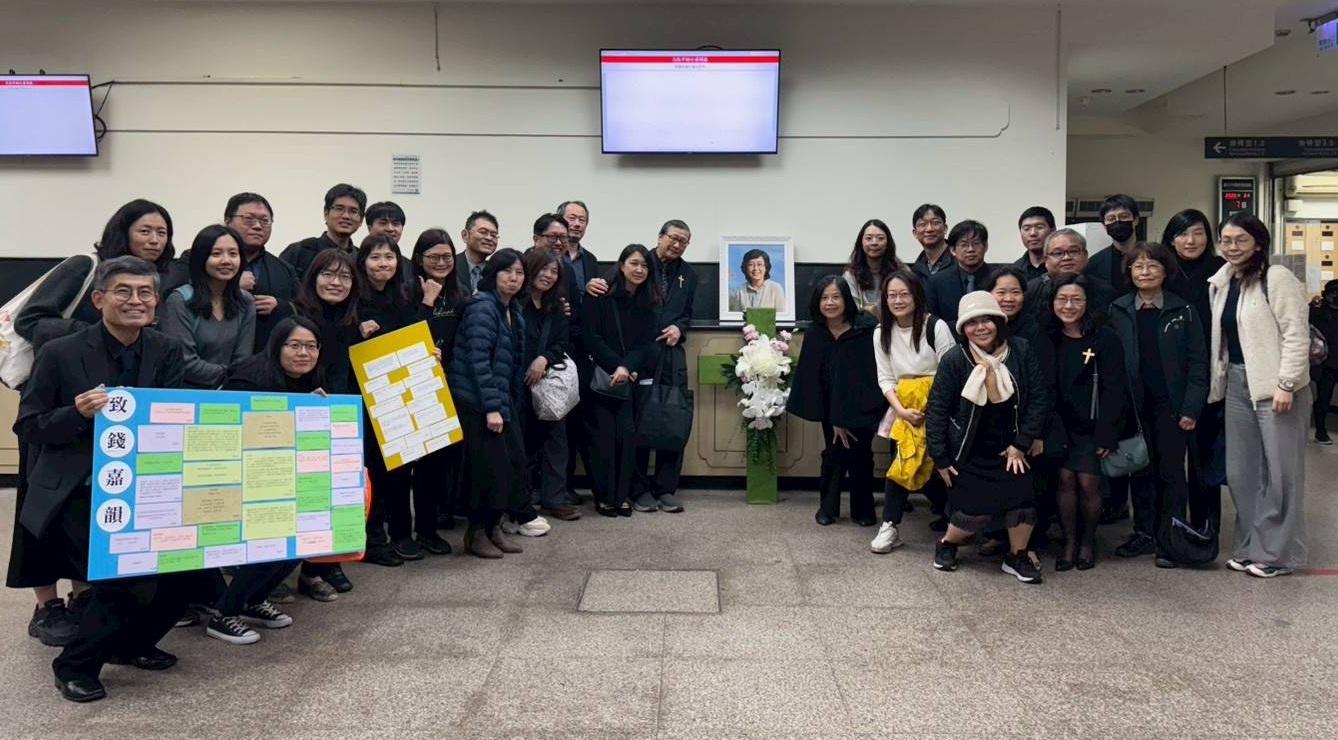 張南驥教授、家人與團契的畢野生合影。(翻攝自陽明團契LINE群組)