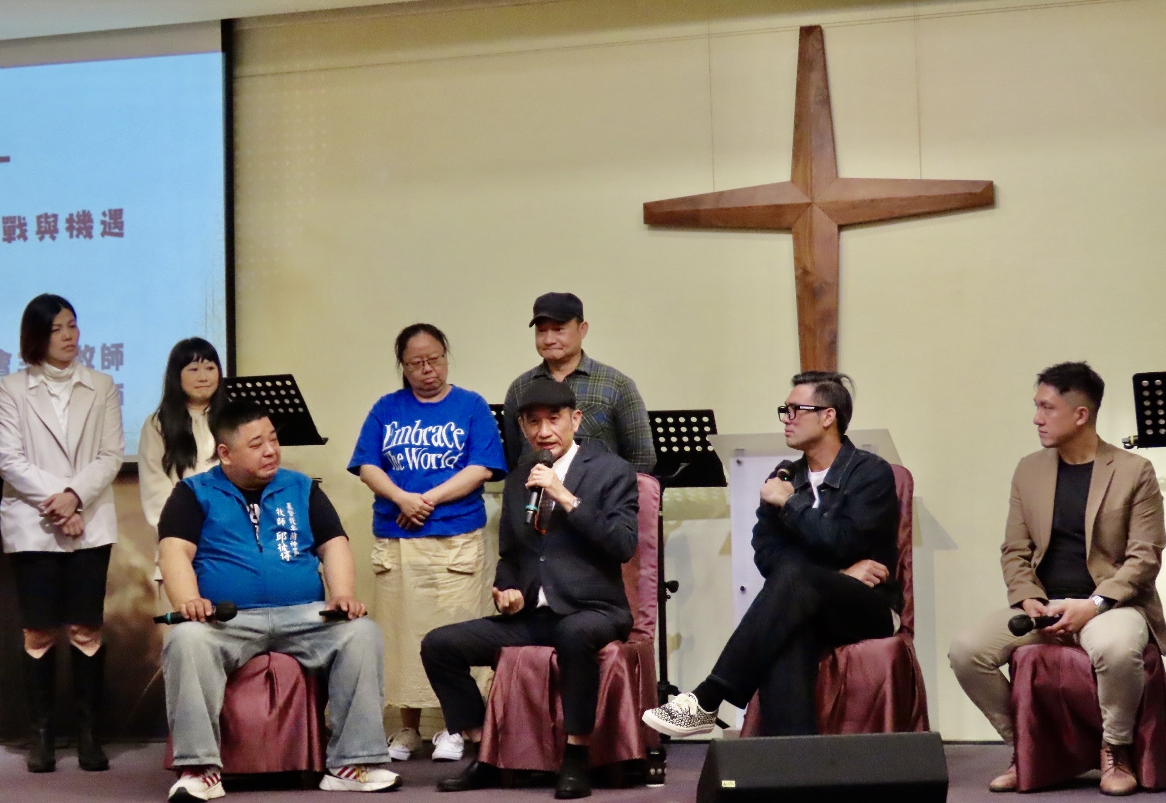 平鎮浸信會黃烱榕主任牧師帶領的年輕牧者同工(包括站在後面。(圖／李容珍攝影))