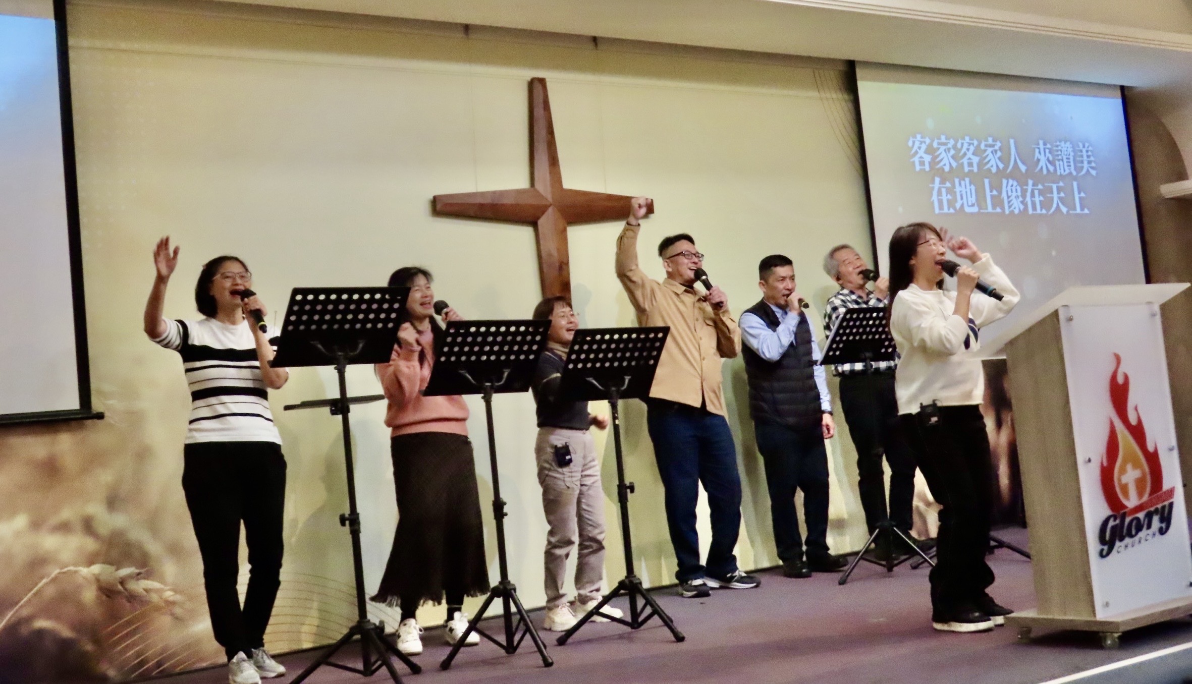 楊梅榮耀堂帶領敬拜。(圖／李容珍攝影)