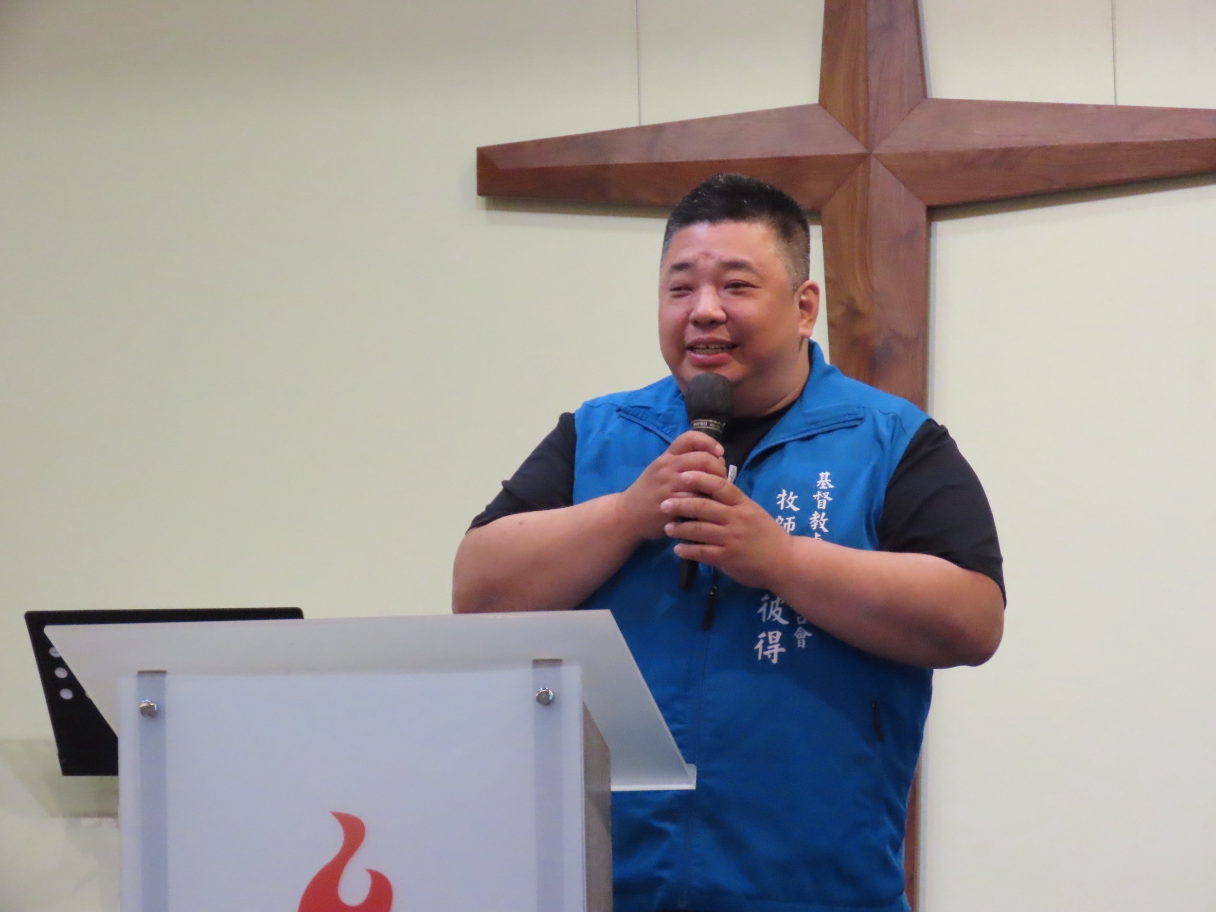 邱彼得牧師。(圖李容珍攝影)