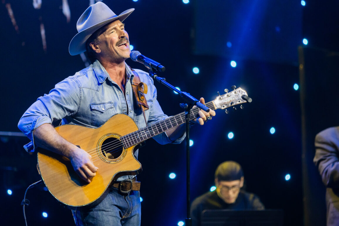 歌手兼前奧運選手保羅．格林（Paul Greene）在頒獎典禮上表演。（圖片來源：Chris Schmitt Photography）