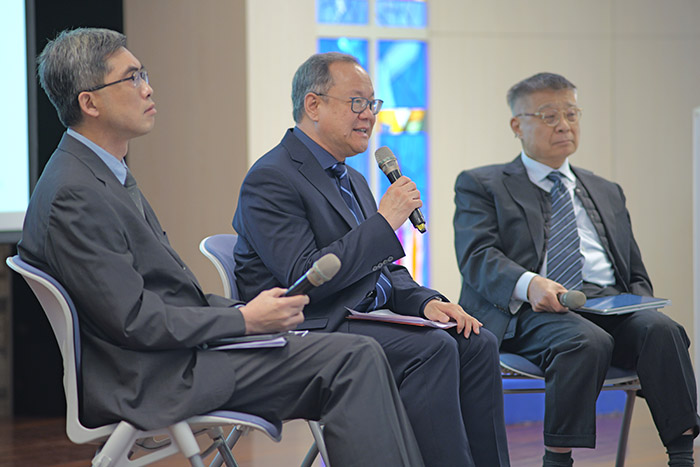 專家座談 (Panel Discussion)：(由左至右) 邢福增老師、宋軍老師、周學信老師